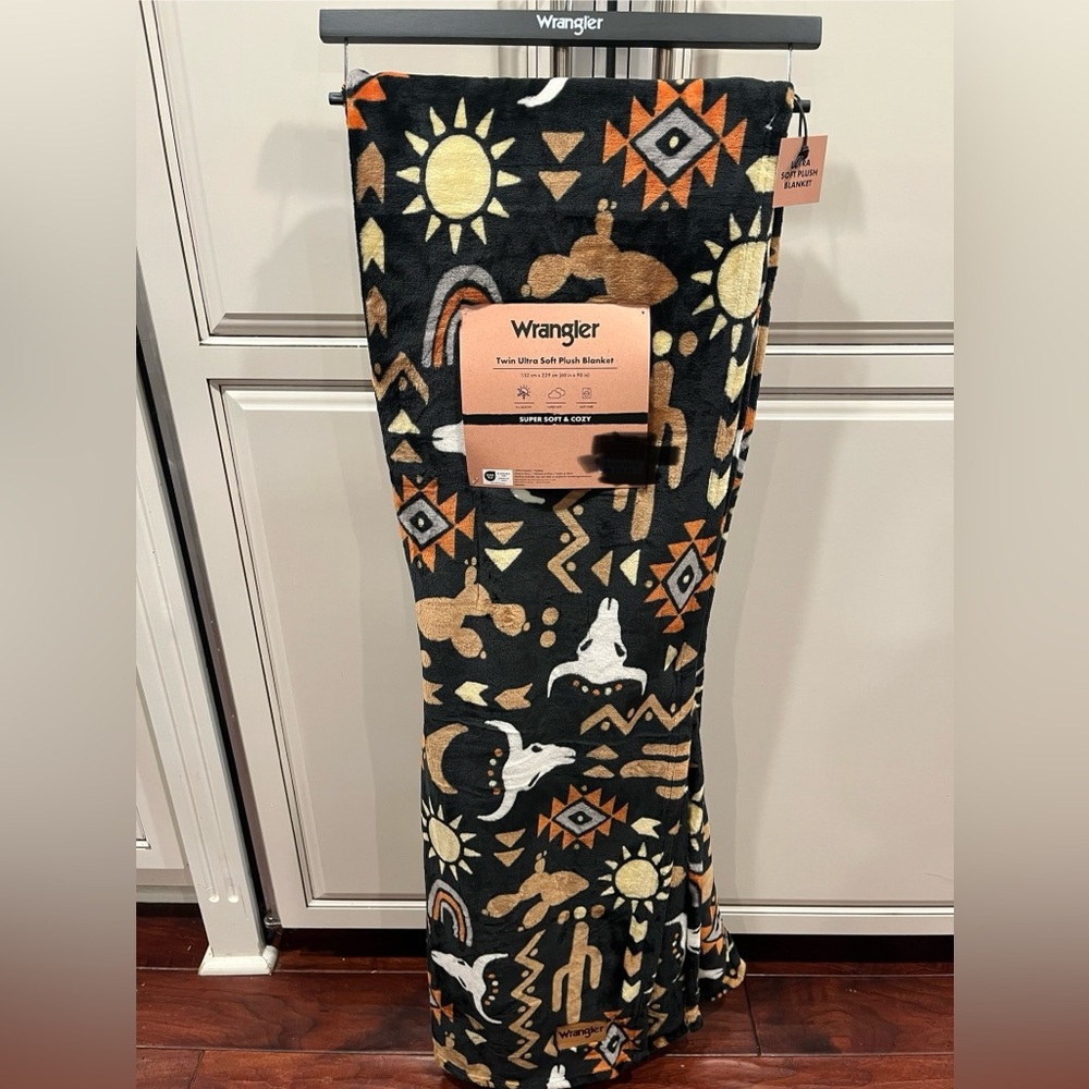 Wrangler Twin Ultra Soft Plush Blanket in Black and Tan